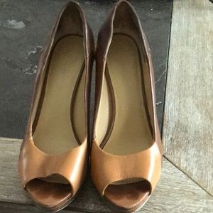 Nine West 7:5 peep toe pump